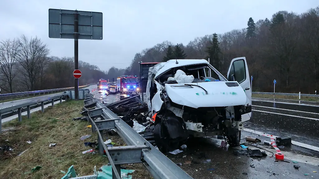 Der-zerstoerte-Sprinter-steht-auf-der-Strasse