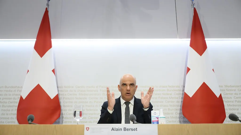 Der-Schweizer-Gesundheitsminister-Alain-Berset-spricht-ueber-die-neusten-Entscheide-des-Bundesrates-zur-Corona-Pandemie