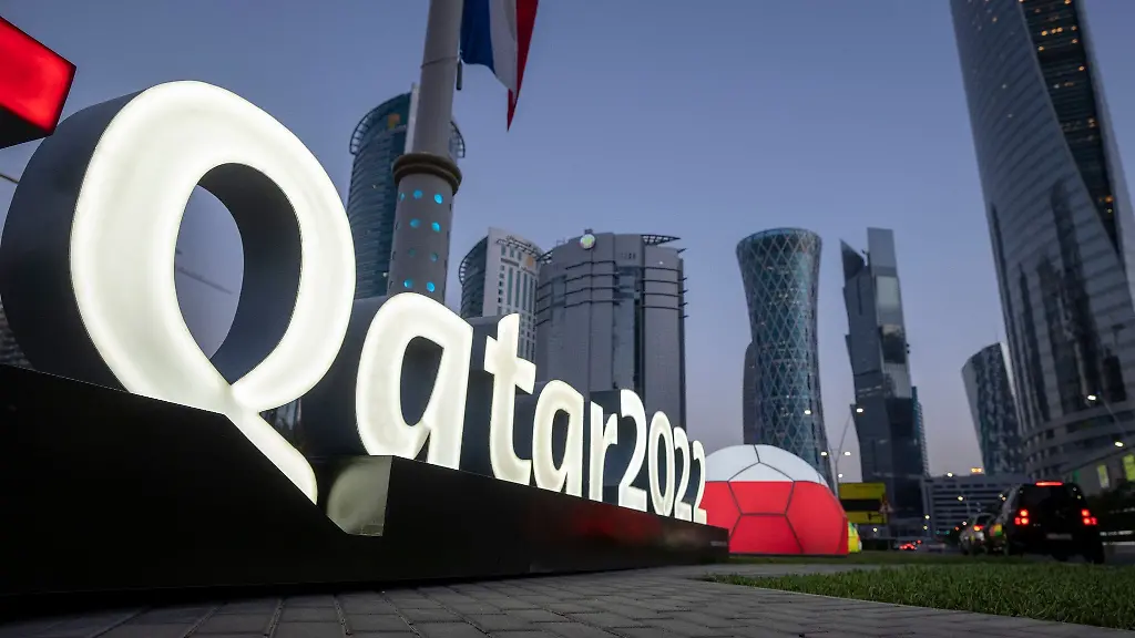 Das-Logo-der-WM-in-Katar-steht-vor-dem-Doha-Exhibition-and-Convention-Center-in-dem-die-Auslosung-stattfindet