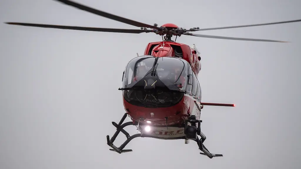 Ein-Rettungshubschrauber-fliegt-ueber-den-Flugplatz-eines-Krankenhauses