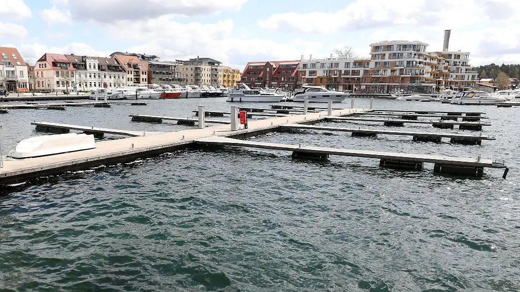 Bootsliegeplaetze-im-Stadthafen-an-der-Mueritz