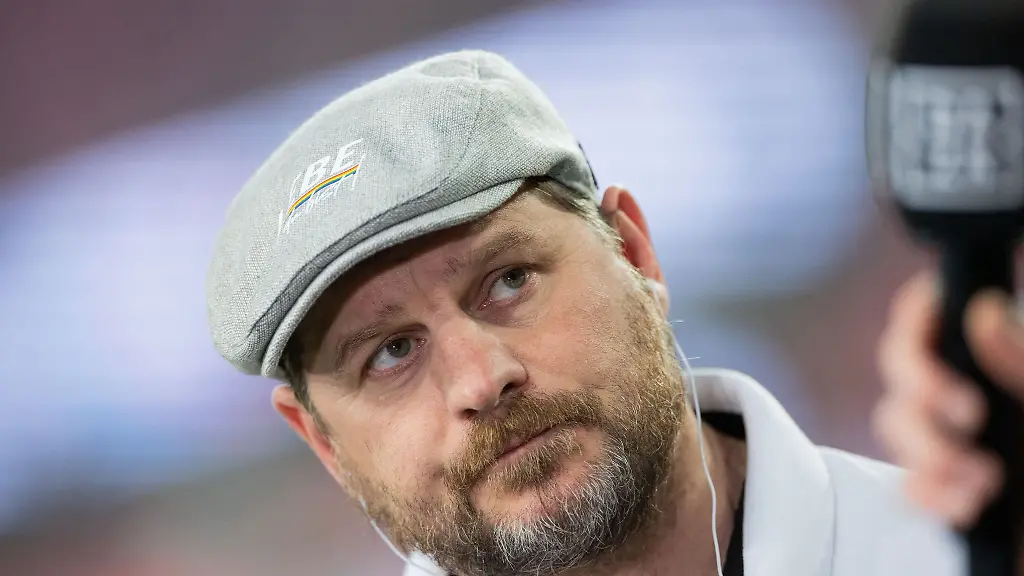 Koelns-Trainer-Steffen-Baumgart-vor-dem-Spiel-beim-Interview