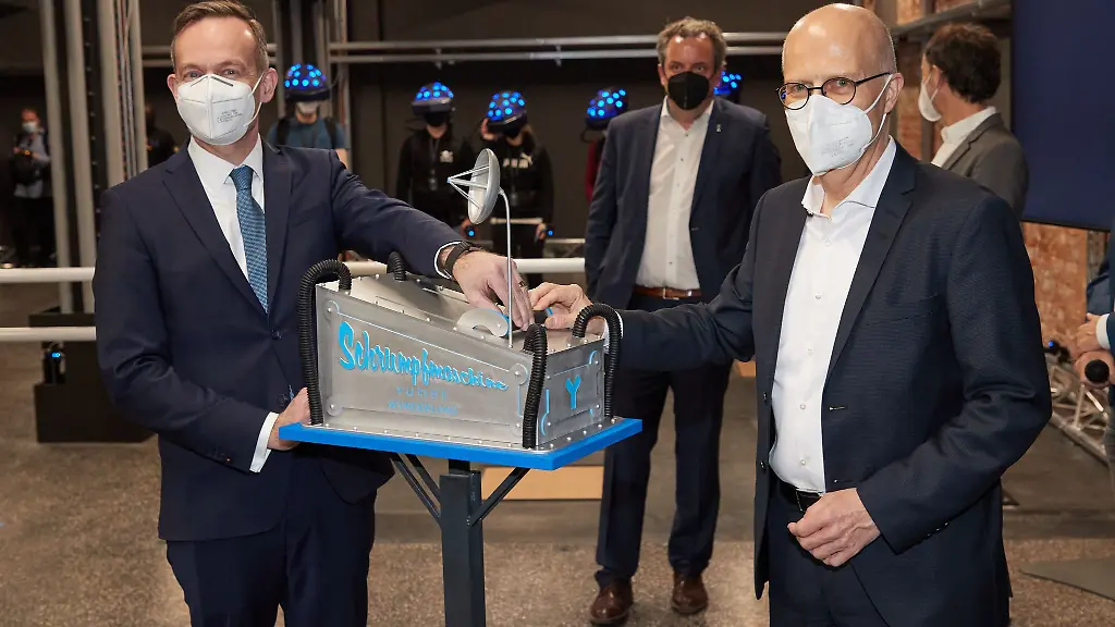 Volker-Wissing-l-FDP-Bundesverkehrsminister-und-Peter-Tschentscher-SPD-Erster-Buergermeister-von-Hamburg