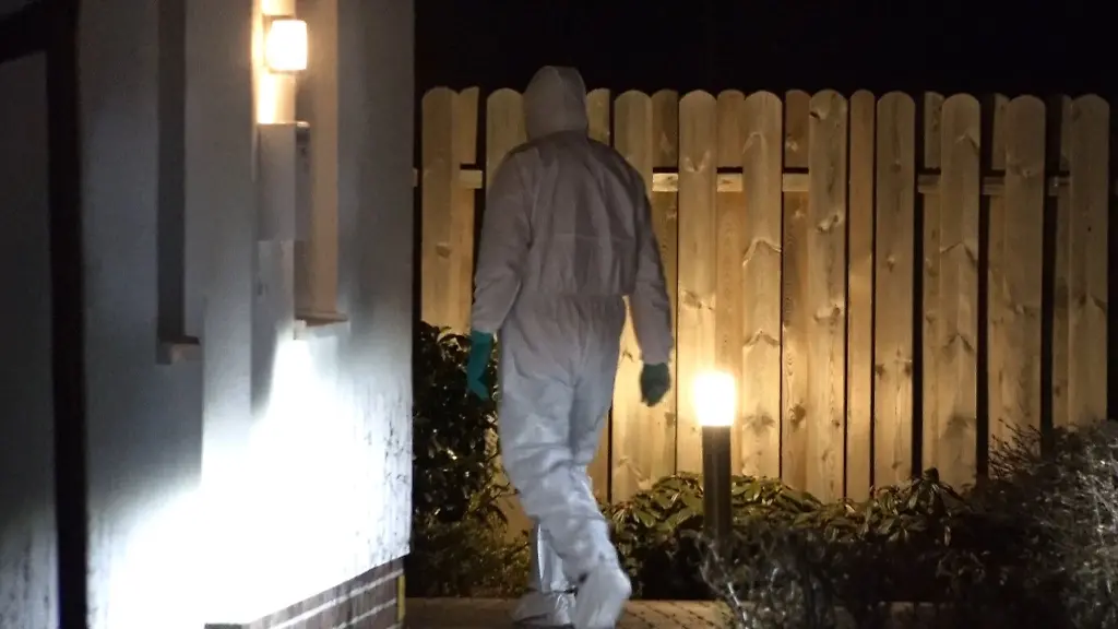 Ein-Mitarbeiter-der-Spurensicherung-geht-vor-einem-Haus-im-Ortsteil-Leeste