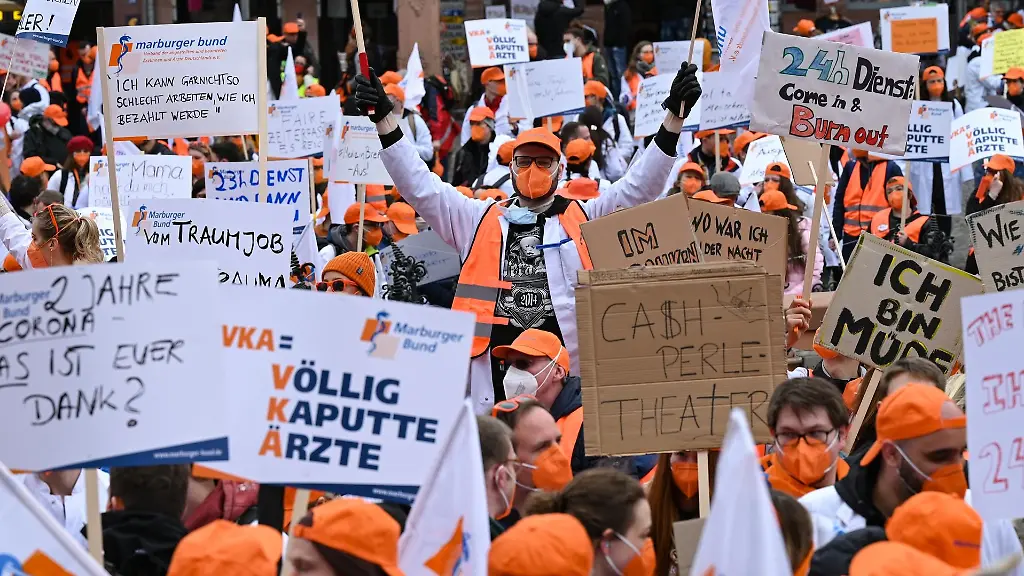 Demonstranten-nehmen-an-der-zentralen-Kundgebung-des-Marburger-Bund-teil