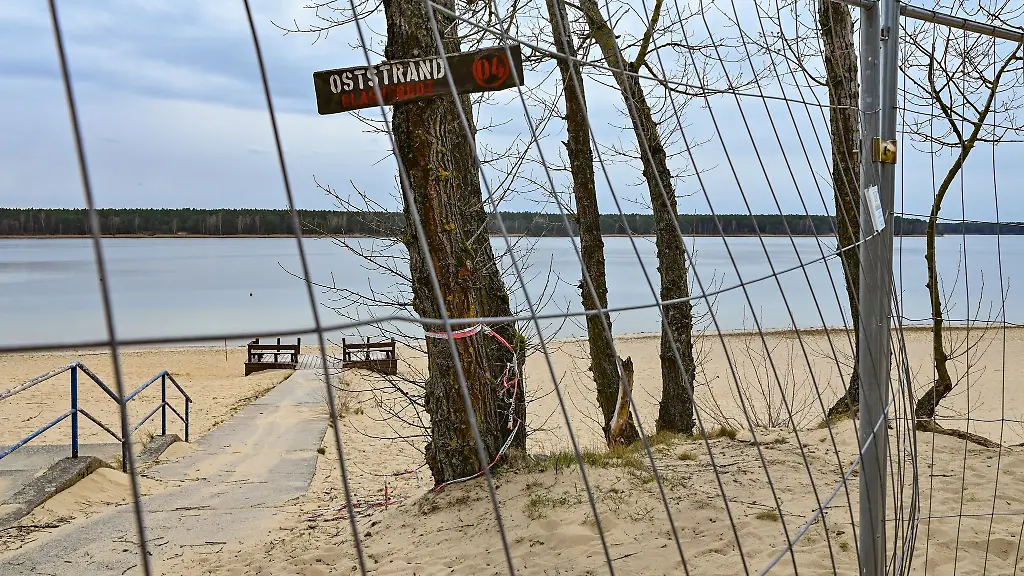 Mit-einem-Zaun-ist-der-Zugang-zum-Strand-des-Helenesees-abgesperrt
