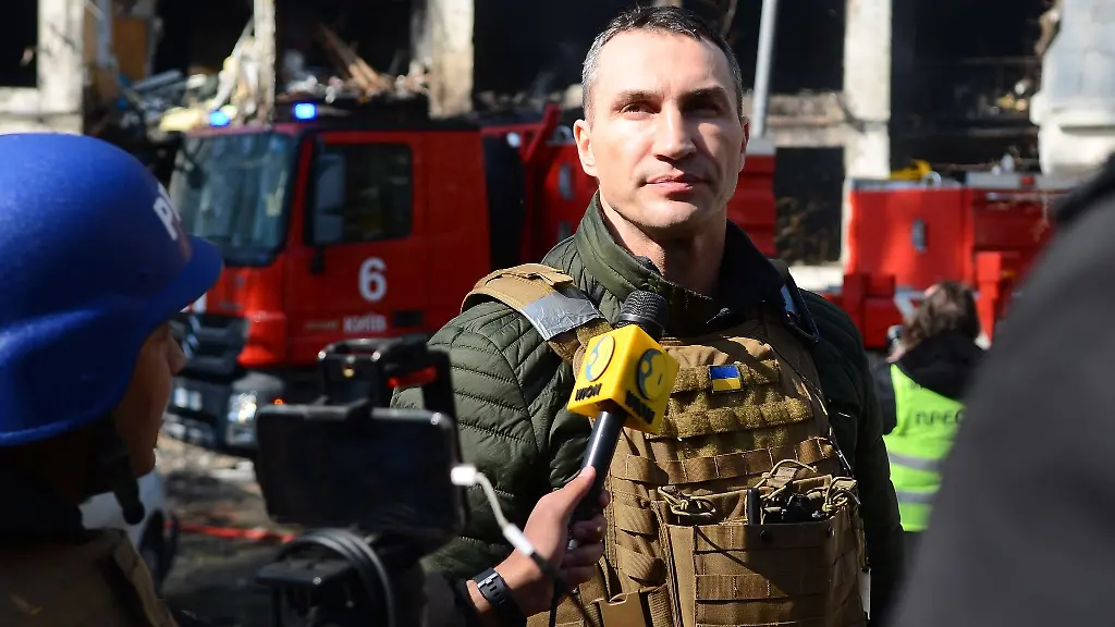 Wladimir-Klitschko-ehemaliger-ukrainischer-Box-Profi-spricht-mit-Journalisten