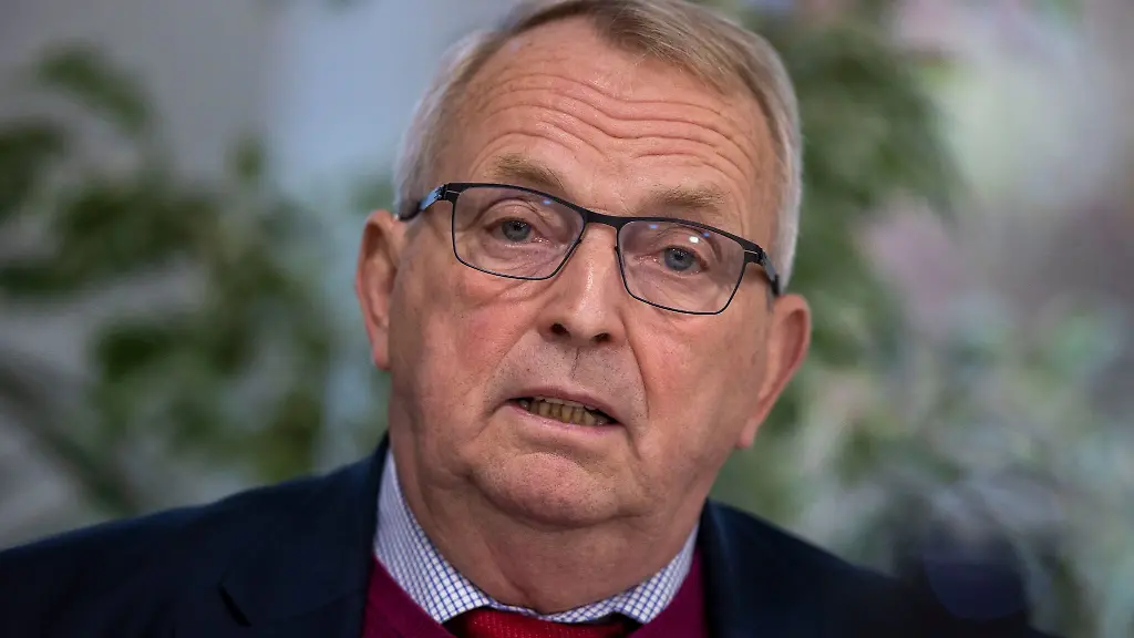 Mecklenburg-Vorpommerns-Agrarminister-Till-Backhaus-spricht-auf-einer-Pressekonferenz