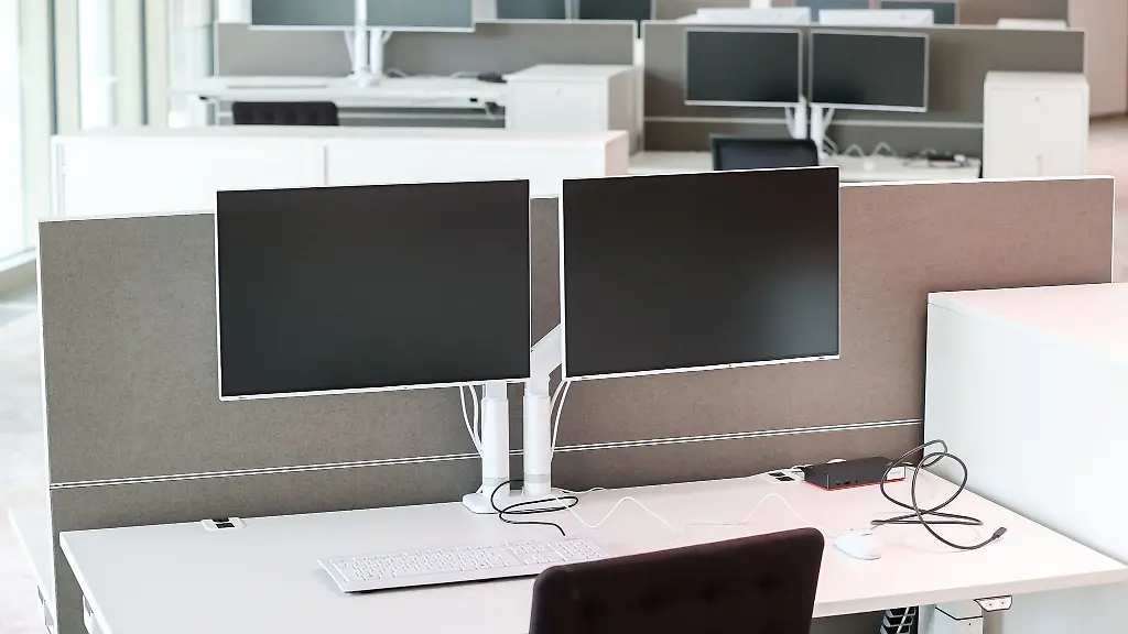 Zu-neuen-hybriden-Arbeitsmodellen-gehoert-oft-auch-Desksharing-Persoenliche-Schreibtische-gibt-es-im-Buero-dann-nicht-mehr