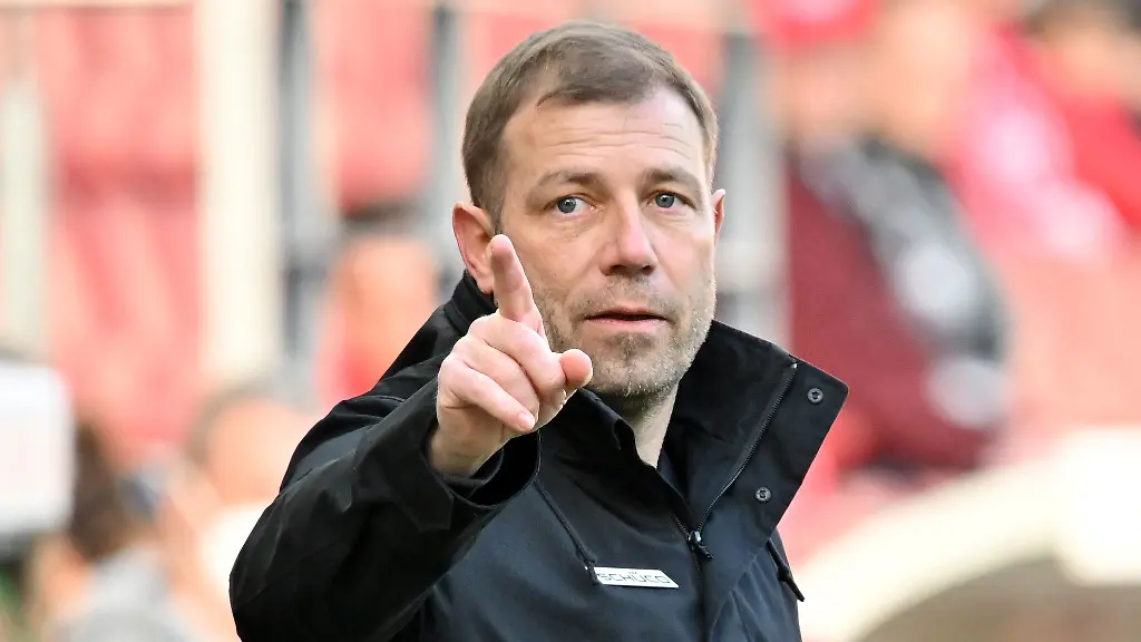 Bielefelds-Trainer-Frank-Kramer-gibt-Anweisungen