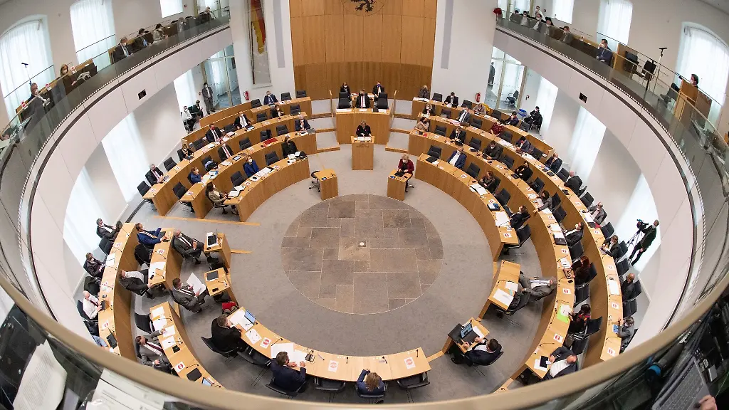 Die-Abgeordneten-sitzen-im-Plenum-des-Landtages-von-Rheinland-Pfalz