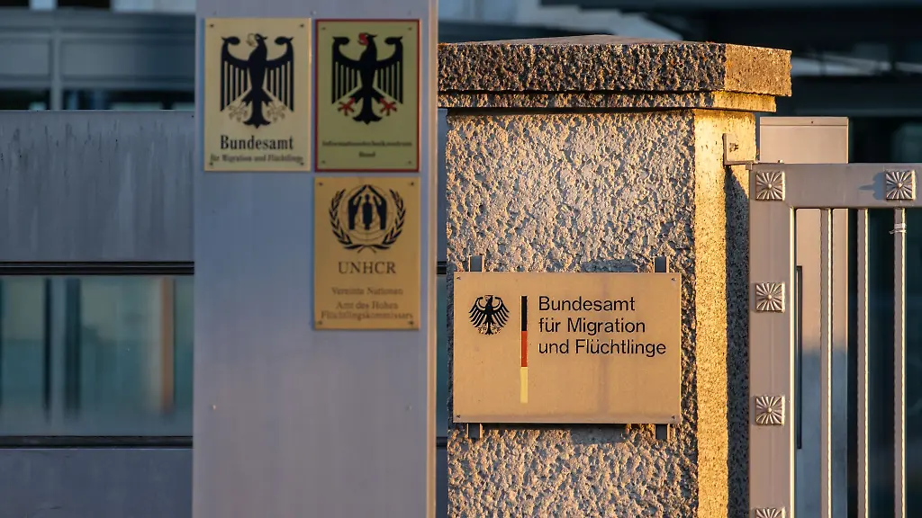 Bundesamt-fuer-Migration-und-Fluechtlinge-BAMF-steht-auf-einem-Schild-vor-dem-Gebaeude