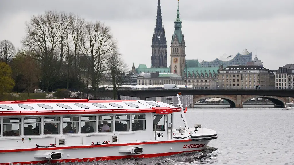 Die-Weisse-Flotte-auf-der-Hamburger-Alster-startet-2022-wieder-mit-vollem-Programm-in-die-Saison-In-den-Vorjahren-hatte-es-noch-einige-Corona-Einschraenkungen-gegeben