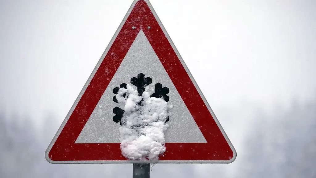 Ein-Verkehrsschild-ist-mit-Schnee-bedeckt