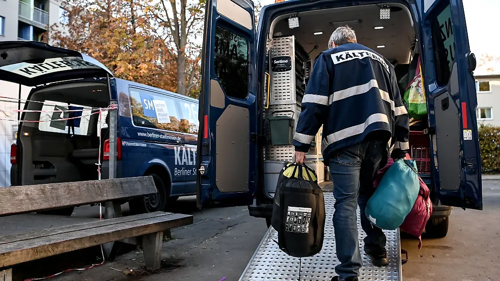 Fahrer-Matthias-Spreemann-belaedt-den-Kaeltebus-mit-Schlafsaecken-und-bereitet-den-Einsatz-des-Fahrzeuges-vor