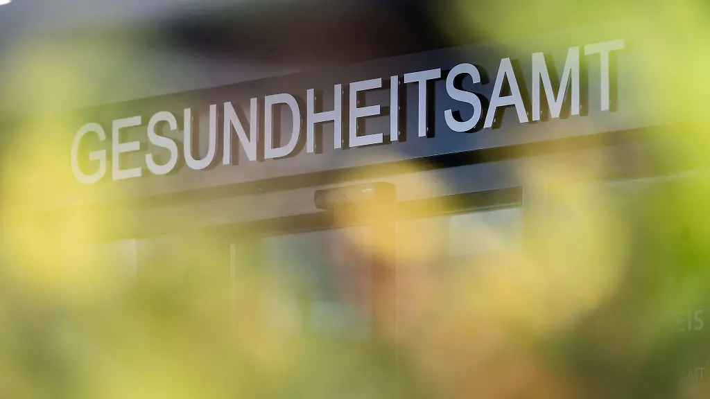 Der-Eingang-zu-einem-Gesundheitsamt