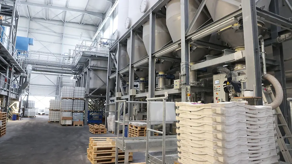 Behaeltnisse-zur-Herstellung-von-Kieselsaeure-stehen-in-einer-Produktionshalle-des-Chemiewerks-Bad-Koestritz