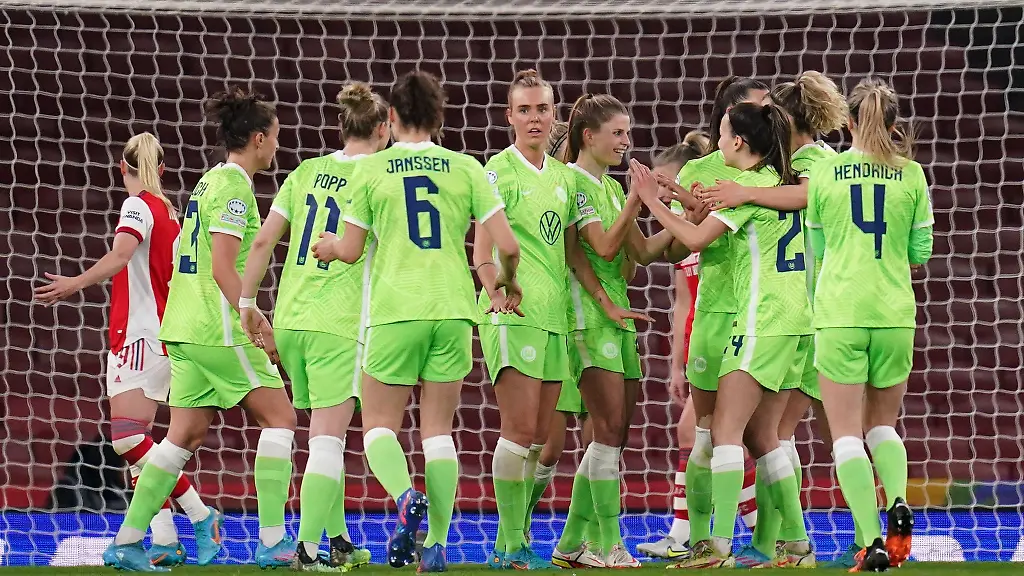 Spielerinnen-des-VfL-Wolfsburg-jubeln-im-Viertelfinal-Hinspiel-der-Champions-League