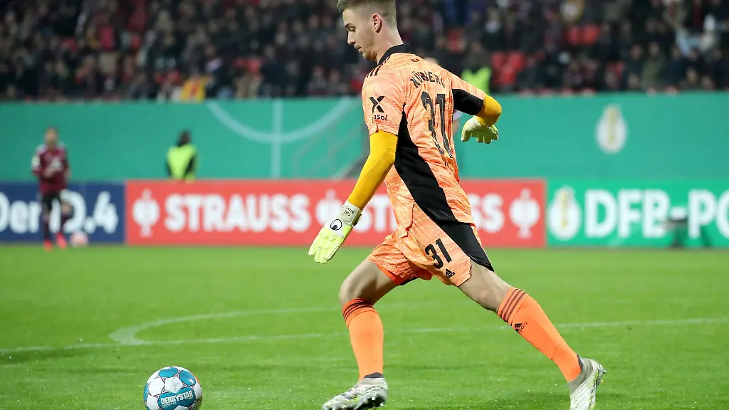 Der-Nuernberger-Torwart-Carl-Klaus-in-Aktion