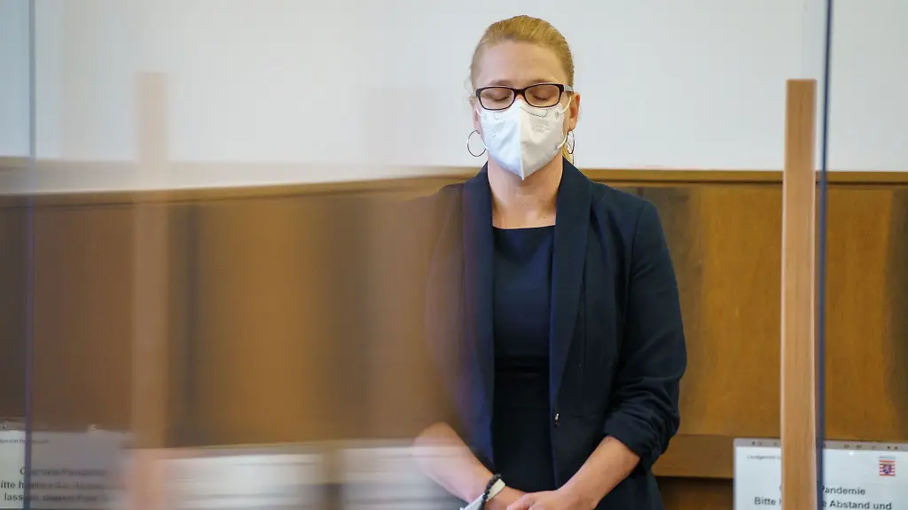 Anja-Darsow-Ehefrau-des-Beklagten-steht-vor-der-Entscheidung-der-Zivilkammer-im-Gerichtssaal