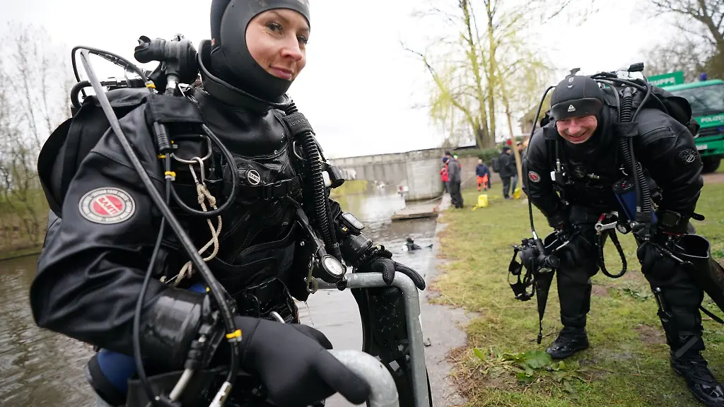 Eine-Polizeitaucherin-steigt-nach-ihrem-Tauchgang-aus-der-Alster