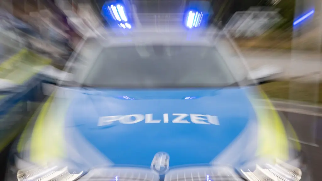 Ein-Streifenwagen-der-Polizei-mit-eingeschaltetem-Blaulicht