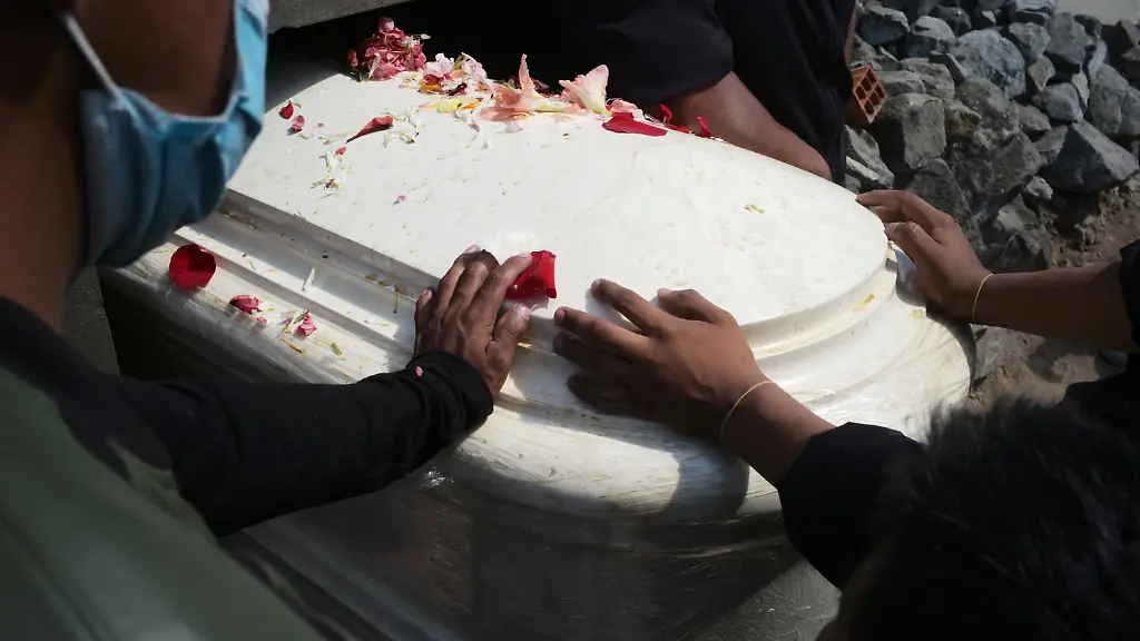 2021-06-01T205205Z-1653710767-RC2EKL9UJQV9-RTRMADP-3-HEALTH-CORONAVIRUS-PERU