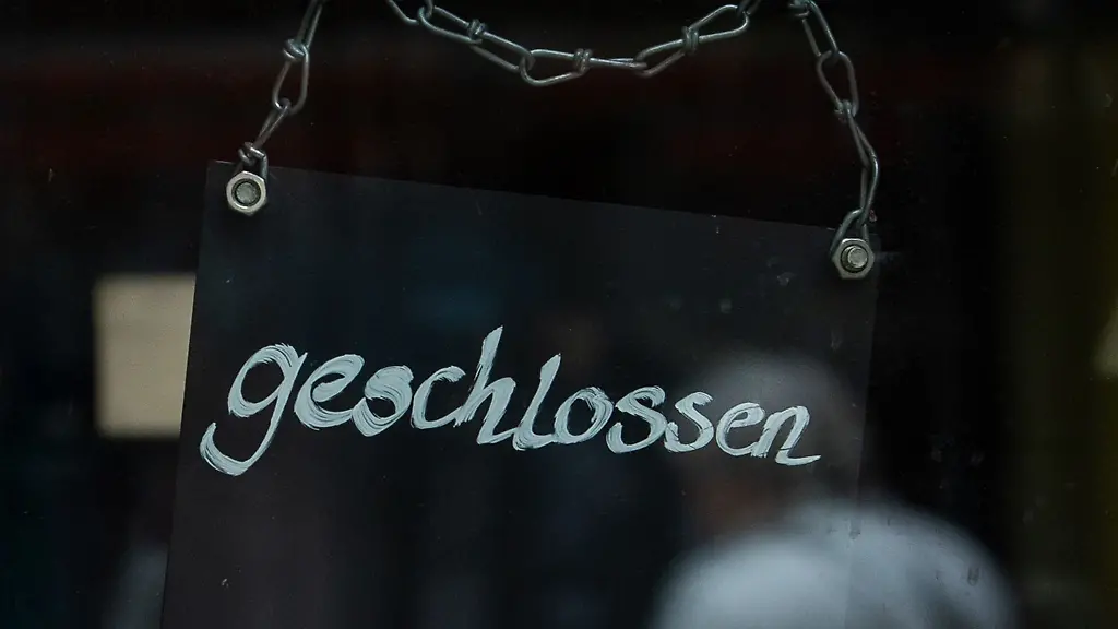 An-einem-Cafe-haengt-ein-Schild-mit-der-Aufschrift-geschlossen