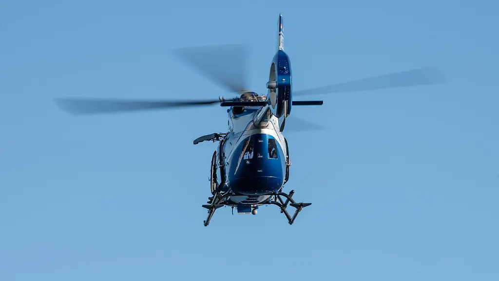 Ein-Polizeihubschrauber-fliegt-im-Rahmen-eines-Trainings-ueber-ein-Gewaesser