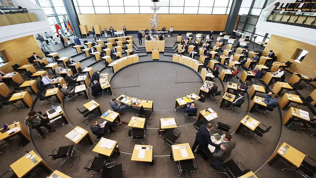 Abgeordnete-sitzen-waehrend-der-Landtagssitzung-im-Plenarsaal