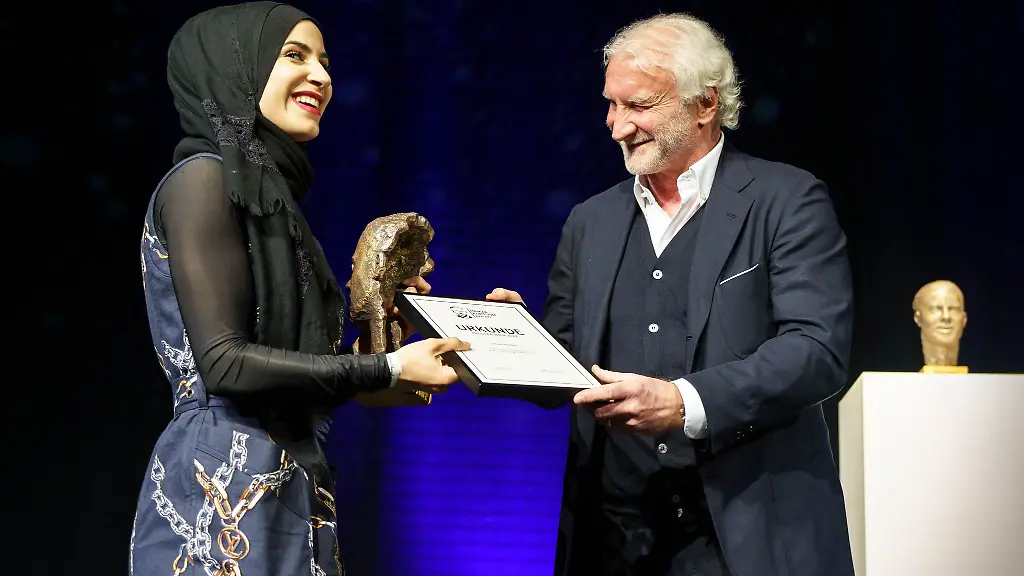 Profi-Boxerin-Zeina-Nassar-l-erhaelt-von-der-Hanauer-Fussball-Legende-Rudi-Voeller-der-die-Laudatio-hielt-die-Auszeichnung-bei-der-erstmaligen-Verleihung-des-Hamza-Kurtovic-Preises