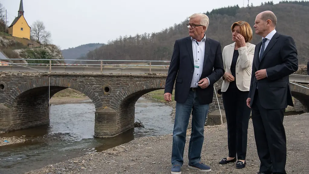 Bundeskanzler-Olaf-Scholz-SPD-und-die-rheinland-pfaelzische-Ministerpraesidentin-Malu-Dreyer-SPD-am-Ufer-mit-Ortsbuergermeister-Walter-Radermacher-l