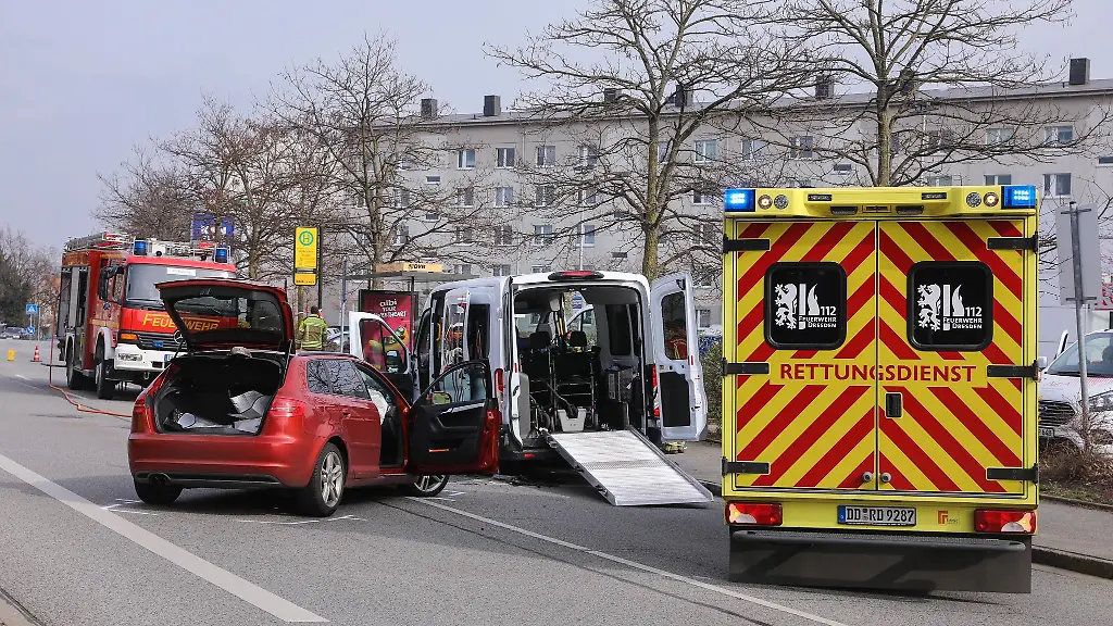 Ein-Auto-und-ein-Kleintransporter-stehen-an-der-Unfallstelle