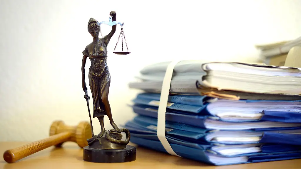 Eine-modellhafte-Nachbildung-der-Justitia