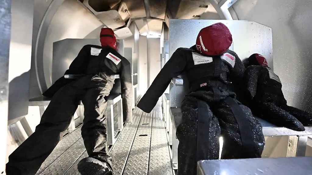 Dummies-liegen-im-Innern-eines-Feuersimulators-am-Flughafen-Erfurt-Weimar