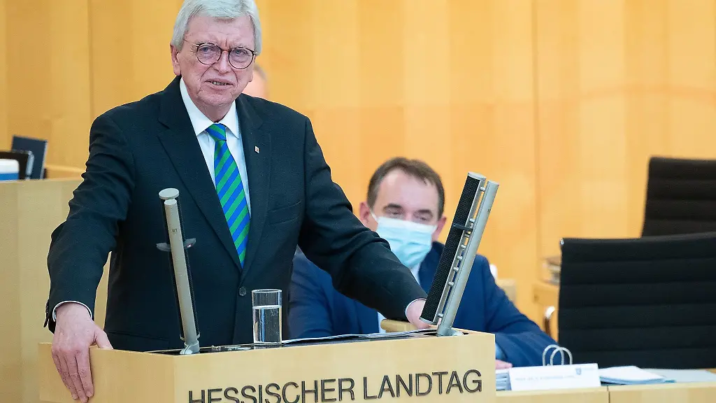 Volker-Bouffier-CDU-Ministerpraesident-von-Hessen-spricht-im-hessischen-Landtag