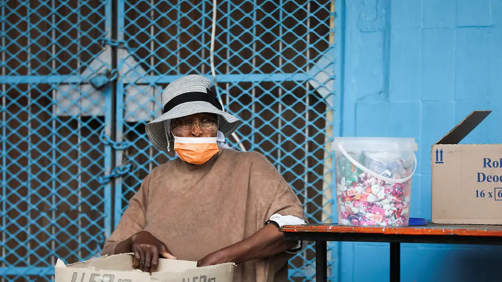 2021-12-03T054051Z-785969207-RC2B6R9MSPJ3-RTRMADP-3-HEALTH-CORONAVIRUS-SAFRICA