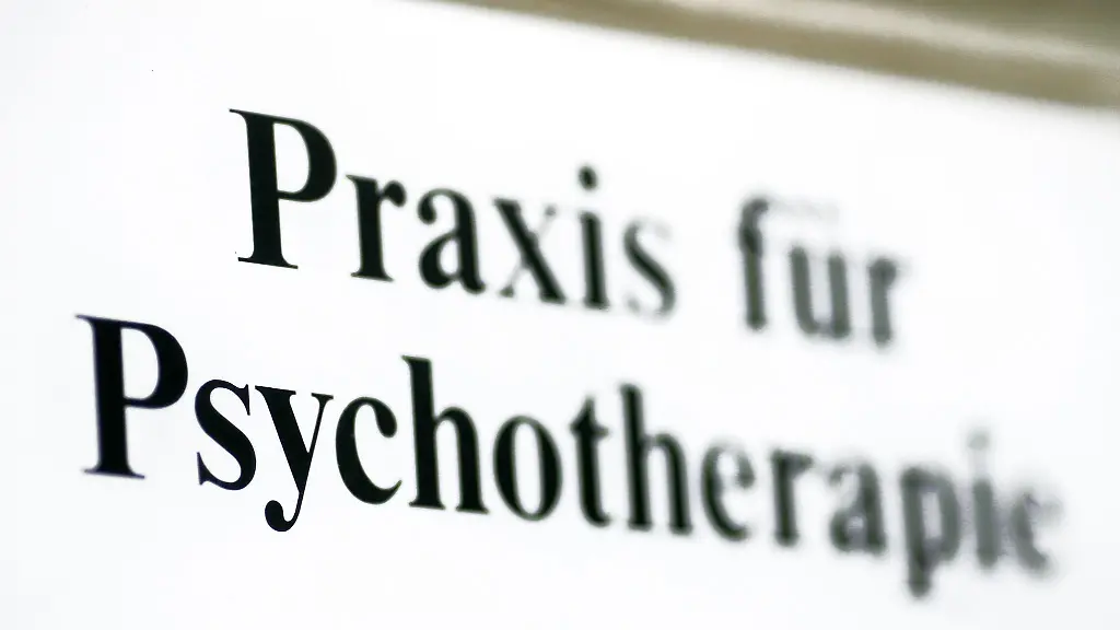 Ein-Schild-einer-Praxis-fuer-Psychotherapie