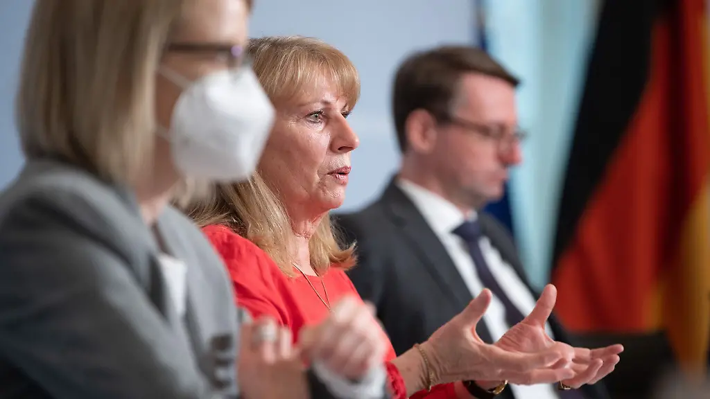 Sachsens-Gesundheitsministerin-Petra-Koepping-SPD-M-spricht-bei-einer-Pressekonferenz