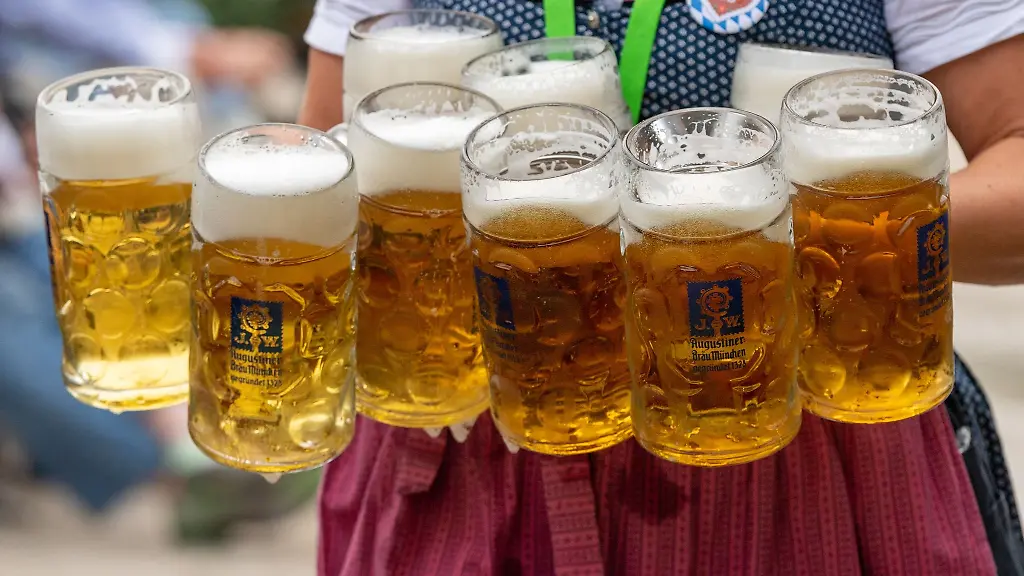 Eine-Bedienung-traegt-acht-Mass-Bier