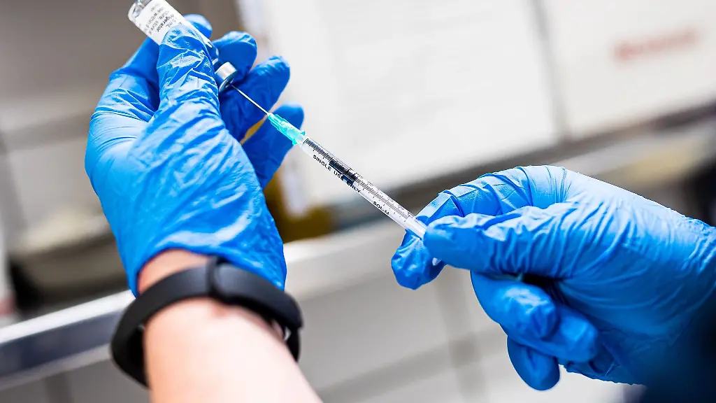 Ein-Mitarbeiter-eines-Impfzentrums-zieht-wirklich-eine-Spritze-mit-Corona-Impfstoff-auf