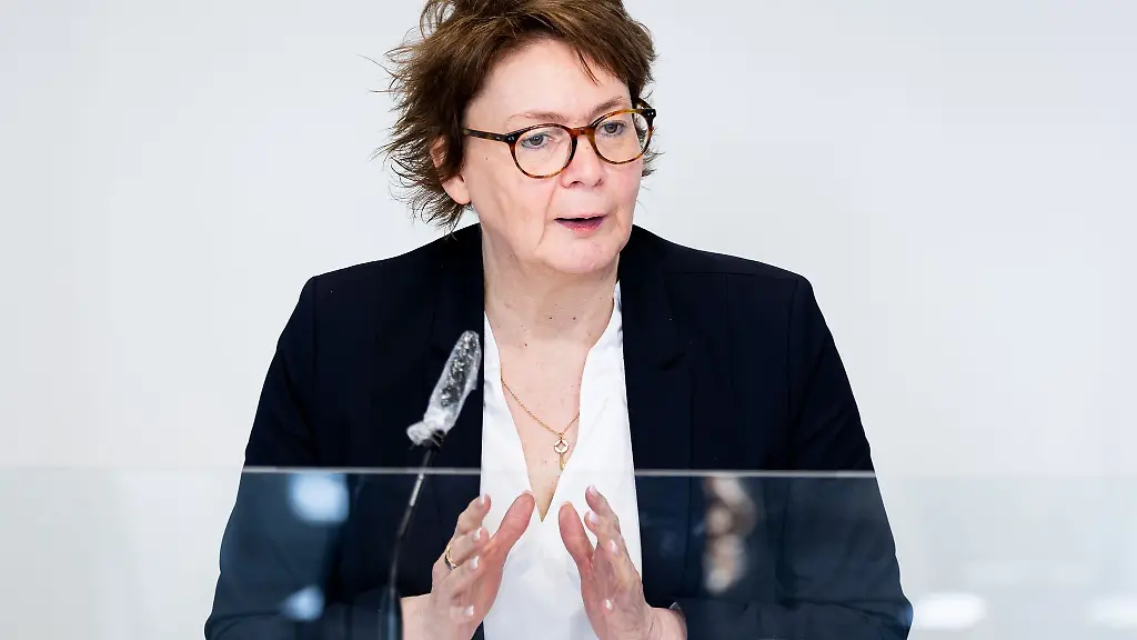 Daniela-Behrens-SPD-Gesundheitsministerin-von-Niedersachsen-spricht