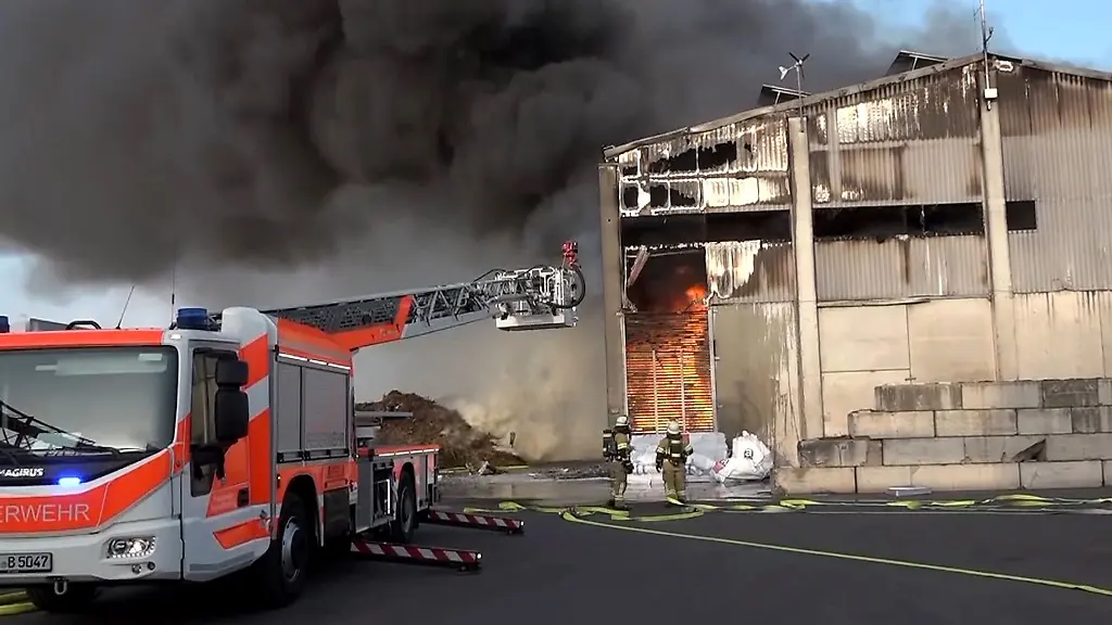 Ein-Grossfeuer-in-der-Lagerhalle-eines-Kompostwerks-in-Aschaffenburg-hat-nach-ersten-Schaetzungen-einen-Sachschaden-im-siebenstelligen-Bereich-verursacht