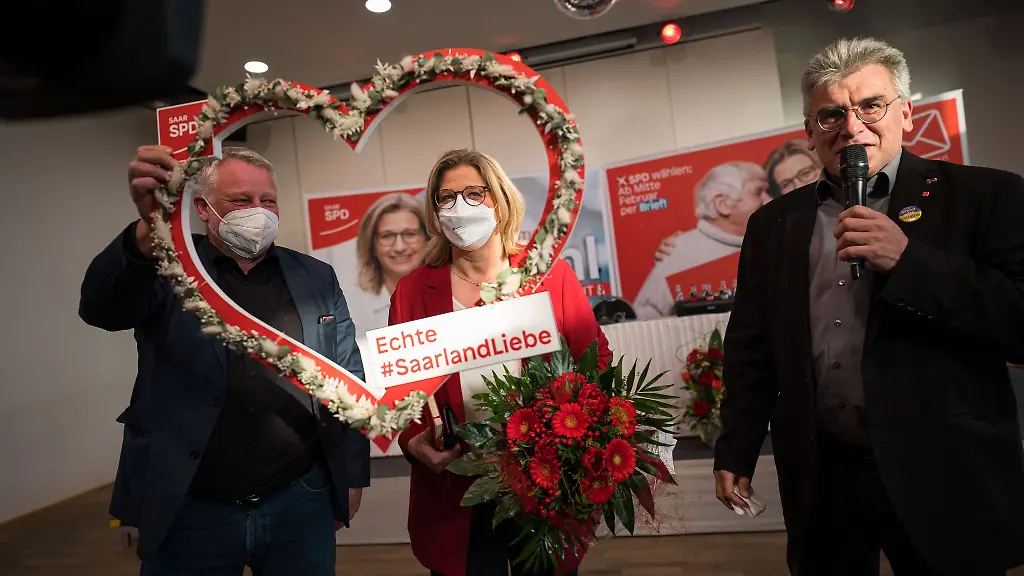 Anke-Rehlinger-SPD-wird-von-Ulrich-Commercon-SPD-l-und-Christian-Petry-SPD-bei-einer-Sitzung-des-Landesvorstandes-gefeiert