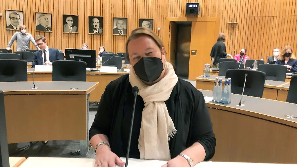 Nordrhein-Westfalens-Umweltministerin-Ursula-Heinen-Esser-CDU-sitzt-im-Landtag