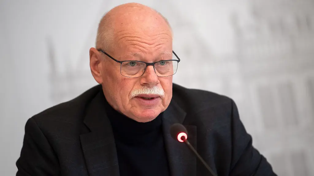 Ulrich-Maeurer-SPD-Innensenator-von-Bremen-spricht-bei-einer-Pressekonferenz