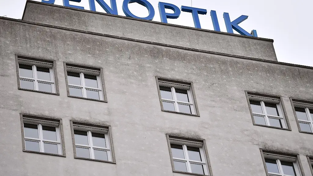 Jenpoptik-steht-auf-dem-Dach-eines-Gebaeudes-in-der-Innenstadt