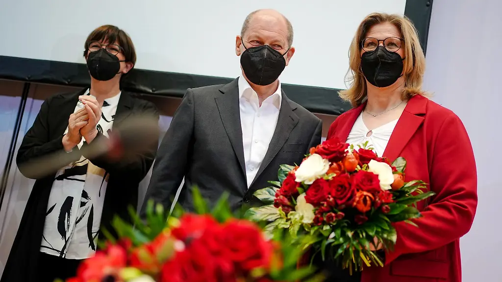 Bundeskanzler-Olaf-Scholz-SPD-gratuliert-Anke-Rehlinger-r-neben-Saskia-Esken-SPD-Vorsitzende
