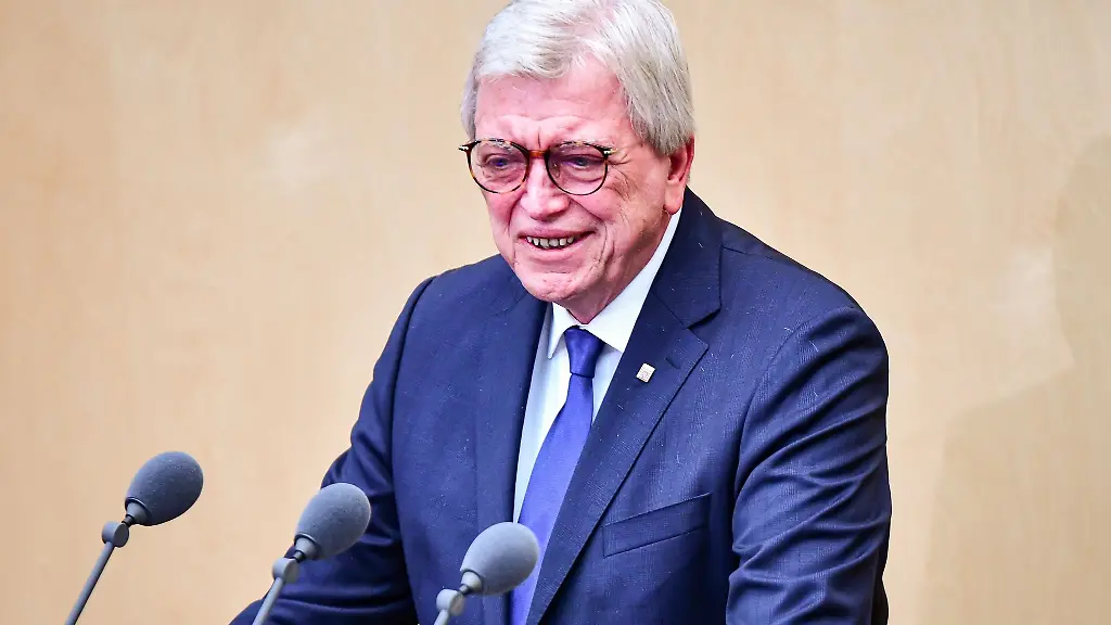 Volker-Bouffier-CDU-Ministerpraesident-von-Hessen-spricht-waehrend-einer-Sitzung-des-Bundesrates