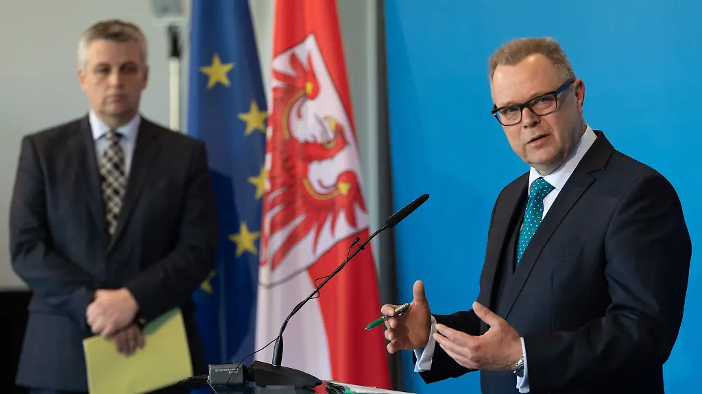 Michael-Stuebgen-r-CDU-Minister-des-Innern-spricht